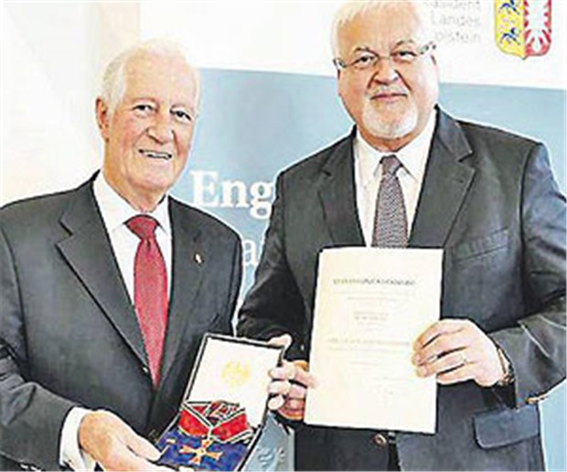 Großes Verdienstkreuz für Fritz Beske Überreichte die Auszeichnung an Fritz Beske (l.): Ministerpräsident Peter Harry Carstensen.