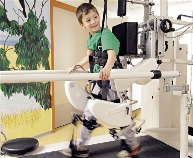 Motorisierte Orthese bringt Kindern das Gehen bei Unterstützung für das Gehtraining: Der Pediatric Lokomat® wird etwa bei Kindern mit Zerebralparese angewandt.