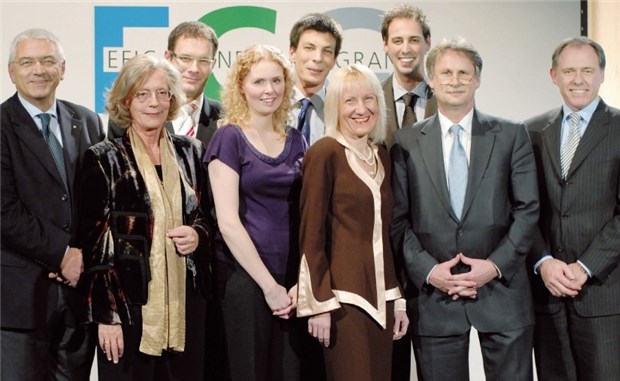 Fünf junge Schmerzforscher ausgezeichnet Vergabe des EFIC Grünenthal Grant: (1. Reihe von l.) Professor Giustino Varrassi, Professor Margarita Puig, die Preisträgerinnen Kate Limer und Marijana Braš, Wolfgang Becker, Dr. Thilo Stadler, (2. Reihe von l.): die Preisträger Gorazd Sveticic, André Mouraux und Emanuel van den Broeke.