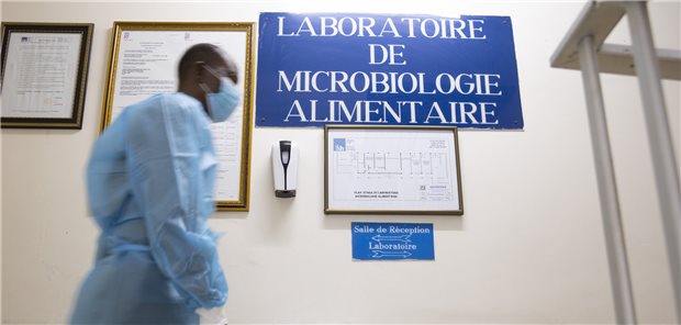Versorgungsdaten sind eine zentrale Stellschraube im Zuge des Pandemiemanagements. Nicht überall in Afrika gab es zur Corona-Pandemie Kapazitäten wie hier im staatlichen Hygieneinstitut in Togos Hauptstadt Lomé.