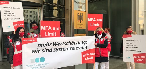 MFA-Protest vor dem Bundesgesundheitsministerium Vertreterinnen des Verbandes medizinischer Fachberufe demonstrierten am Dienstag vor dem Bundesgesundheitsministerium für mehr (finanzielle) Wertschätzung.