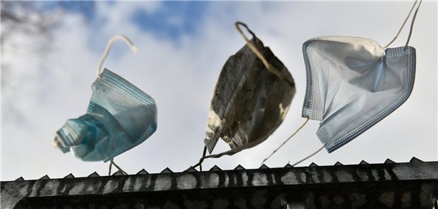 Vom Winde verweht: Gebrauchte Atemschutzmasken hängen im November 2020 an einem Zaun – die Arbeit der Enquete-Kommission zur „Krisenfesten Gesellschaft“ in Baden-Württemberg findet nach Aussagen von Teilnehmern „unter dem Radar der Medien statt“.