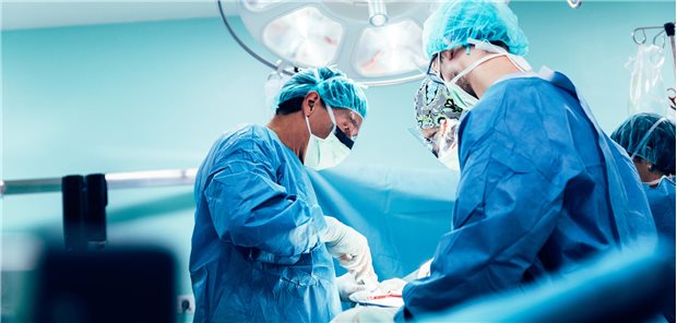 Chirurginnen und Chirurgen im OP