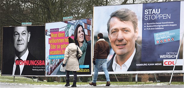 Frische Brise - wohl eher nicht Wahlplakate der Parteien mit den Spitzenkandidaten für die Bürgerschaftswahl in Hamburg. Am kommenden Sonntag wird die Bürgerschaft neu gewählt.