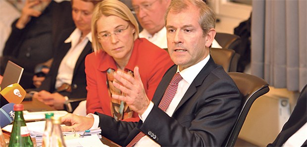 Lage stabilisiert sich, aber Mängel sind sichtbar Wehren sich gegen Kritik: UKSH-Chef Professor Jens Scholz und Gesundheitsministerin Kristin Alheit (SPD).