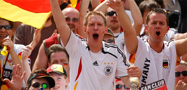 Nicht mehr Todesfälle bei Deutschland-Spielen Wenn die deutsche Nationalmannschaft spielt, dann ist das Sterberisiko bei den Fans nicht erhöht - zumindest bei den vergangenen EM und WM.