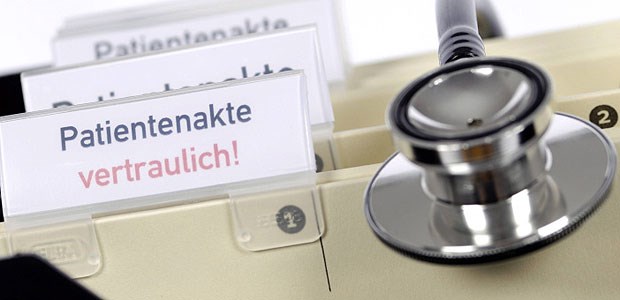 Patientenakten nach Kunstfehlern manipuliert? Wer Patientenakten manipuliert, macht sich strafbar.