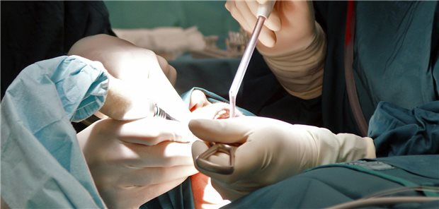 Wer kümmert sich um Patientinnen und Patienten, die an Hautkrebs erkrankt sind? Die Mund-, Kiefer- und Gesichtschirurgen verweisen auf freie Op-Kapazitäten und werden dafür von den Dermatologen kritisiert.