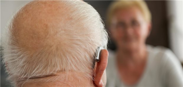 Fast jeder dritte Erwachsene hört schlecht Älterer Mann mit Hörgerät