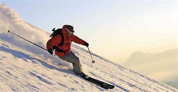 Stabilere Knochen durch Alpin-Ski Wer vorsichtig Skifährt kann auch im Alter dabei bleiben. Eine dynamische Knochenbelastung schützt zudem vor Osteoporose.