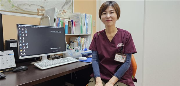 Wann die Impfungen gegen COVID-19 wieder aufgenommen werden, sei unklar, sagt die Ärztin Mika Washio. Sie betreibt in Tokio eine Praxis für Allgemein- und Reisemedizin.&#xA;