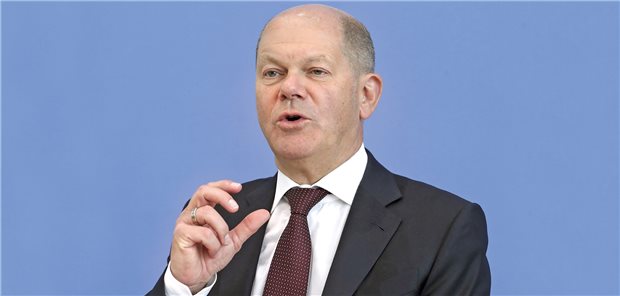 Scholz fordert „ordentliche Bezahlung“ in der Pflege Attraktivere Arbeitsbedingungen und eine „ordentliche Bezahlung“! SPD-Kanzlerkandidat Olaf Scholz hat am Samstagabend Maßnahmen gegen den Pflegenotstand gefordert.