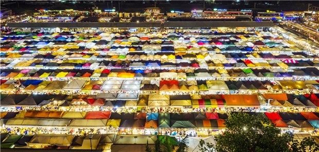 ---DEMO-Bild---dpatopbilder - 05.03.2019, Thailand, Bangkok: Der Ratchada Nachtbasar ist bei Nacht zu sehen. Der ursprünglich kleine Markt für Einheimische ist zu einer beliebten Touristenattraktion in Bangkok geworden. Foto: Jack Kurtz/ZUMA Wire/dpa +++ dpa-Bildfunk +++