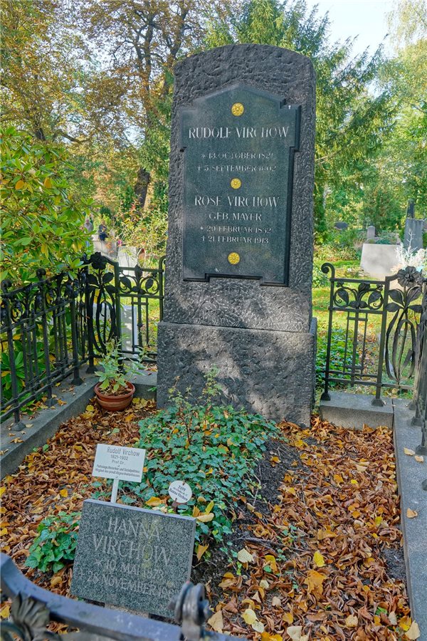 Rudolf Virchow – Arzt mit außergewöhnlichen Begabungen Das Grab von Rudolf und Rose Virchow, auf dem Alten St.-Matthäus-Kirchhof in Berlin-Schöneberg.