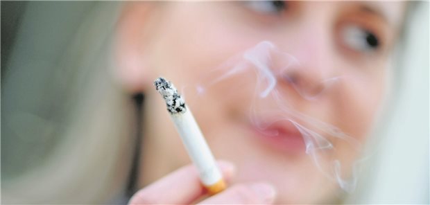 Der Osten Deutschlands ist besonders stark von KHK betroffen Der Gesundheitsatlas beleuchtet den Einfluss der verschiedenen Risikofaktoren auf das Entstehen der Koronaren Herzkrankheit. So bestätigt die Analyse den aus der Literatur bekannten Zusammenhang zwischen Rauchen und der Häufigkeit von KHK in einer Region.