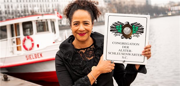 Infektiologin Marylyn Addo ist neue Ehren-Schleusenwärterin Die Infektiologin Marylyn Addo wurde vom Komitee der Alster-Schleusenwärter für ihre Tätigkeiten in Forschung und Medizin sowie für ihre überzeugenden Auftritte während der Corona-Pandemie zur Ehren-Alster-Schleusenwärterin ernannt.