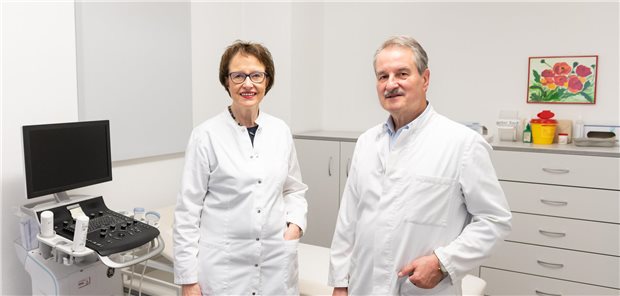 Die hausärztliche Versorgung im Südwesten bröckelt immer mehr Die beiden Hausärzte Brigitte und Wolfgang Stunder in ihrer Praxis in Zell am Hamersbach (Ortenaukreis): Das Ehepaar hat ihre Praxis mangels Nachfolger in das neu gegründetes Medizinische Versorgungszentrum (MVZ) eingliedern lassen.