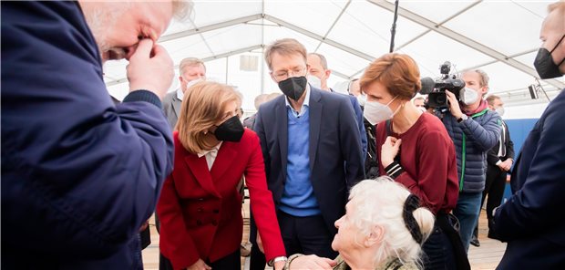 Es kommen auch Schwerkranke und Pflegebedürftige EU-Gesundheitskommissarin Stella Kyriakides (2. v.l.), Bundesgesundheitsminister Professor Karl Lauterbach (SPD) und Berlins Sozialsenatorin Katja Kipping (Die Linke) sprechen bei einem Besuch des Berliner Ankunftszentrums für Flüchtlinge aus der Ukraine am ehemaligen Flughafen Tegel mit Geflüchteten.