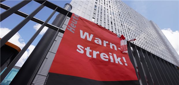 Klinikpersonal in Berlin und Fulda zum Streik aufgerufen Ein Transparent mit der Aufschrift „Warnstreik“ hängt im August 2021 vor dem Bettenhochhaus der Charité in Berlin. Auch am heutigen Donnerstag soll wieder gestreikt werden, nicht nur in Berlin.