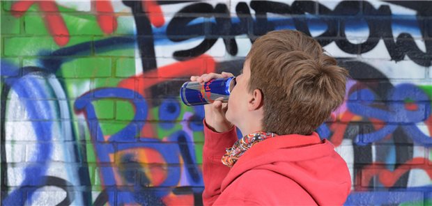 Ministerkonferenz fordert: Energydrinks erst für Menschen ab 16 Jahren Energydrinks sind auch bei jungen Menschen beliebt. Die Verbraucherschutzministerkonferenz will nun über den Bund die Einführung einer Mindesaltersgrenze für deren Konsum von 16 Jahren erreichen.
