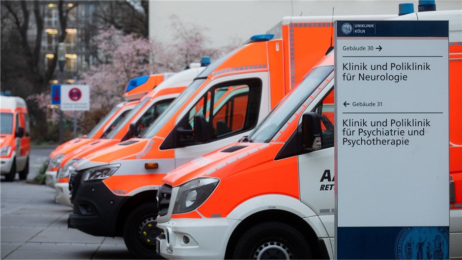  Krankenwagen für die Evakuierung von Patienten stehen auf dem Gelände der Unive...