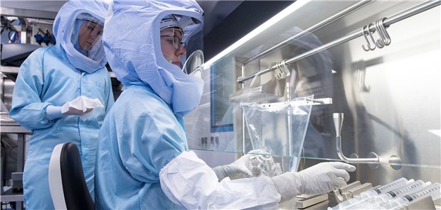 Corona-Impfung: Hessen gibt Startschuss für Prio-Gruppe 3 Laborantinnen der Firma BioNTech in einem Reinraum am neuen Produktionsstandort in Marburg. Auch beim dortigen Standortbetreiber Pharmaserv sollen die Mitarbeiter im Zuge eines hessischen Pilotverfahrens prioritär gegen SARS-CoV2 geimpft werden.