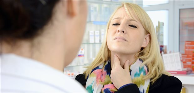 Britische Apotheker sollen bald überweisen dürfen Na, anhaltende Schluckbeschwerden? – Apotheker in Großbritannien sollen diese Patientin in Zukunft direkt zur Vorsorge überweisen dürfen (Symbolbild mit Fotomodellen).