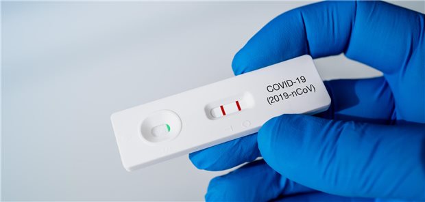  Positives Testergebnis im Corona-Test: Menschen mit schwerer psychiatrischer Erkrankung sind offenbar auch besonders gefährdet für einen schweren COVID-19-Verlauf.
