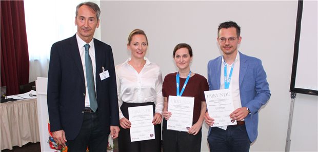 Herz-Kreislauf-Risikoscore für ältere Menschen gekrönt Professor Bernhard Schwaab, Präsident der Deutschen Gesellschaftfür Prävention und Rehabilitation von Herz-Kreislauf-Erkrankungen undVorstandsmitglied der Deutschen Herzstiftung verleiht den dsiesjährigen Wissenschaftspreis der Kurt und Erika Palm Stiftung an Julia Remmele, Dr. Isabell Anna Just Sowie Dr. Alexander Steger.
