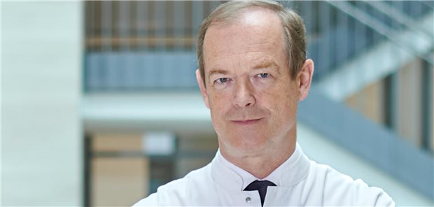  Professor Michael Hallek vom Centrum für Integrierte Onkologie an der Universitätsklinik Köln kritisiert aufgeplusterte Bürokratie, Föderalismus und falsch interpretierten Datenschutz.