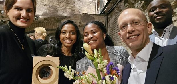 Memento Preis für Michael Ramharter von UKE Professor Michael Ramharter (2.vl.) freut sich mit seinem Team über die Auszeichnung.