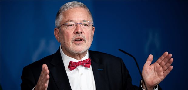  „Sie lassen sich ja gerne mit Stethoskopen und anderem ablichten, bitte hängen Sie sich auch eine Trillerpfeife um den Hals!“ – Mit diesen Worten forderte KVNo-Chef Dr. Frank Bergmann die Ärztinnen und Ärzte bei der Vertreterversammlung auf, ihren Forderungen künftig mehr Ausdruck zu verleihen. (Archivbild)