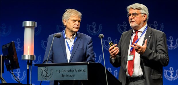  Wo stehen wir drei Jahre nach der Novellierung der MWBO? Dr. Johannes Albert Gehle (links) und Professor Henrik Herrmann, die Vorsitzenden der Ständigen Konferenz „Ärztliche Weiterbildung“ (StäKo) gaben in Berlin einen Zwischenbericht. 