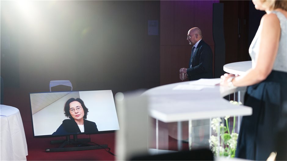 … an Professor Monika Kellerer, Ärztliche Direktorin am Marienhospital Stuttgart...
