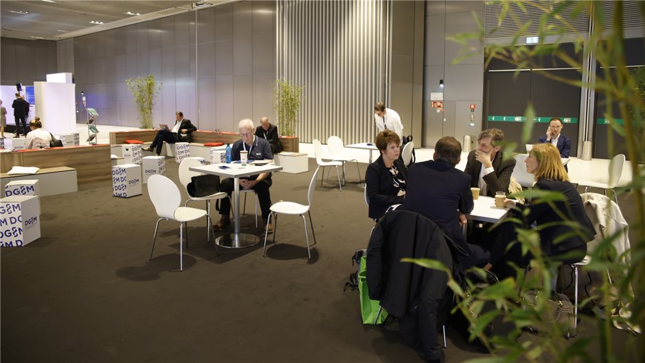 ... gerne auch bei einem koffeinhaltigen Getränk.