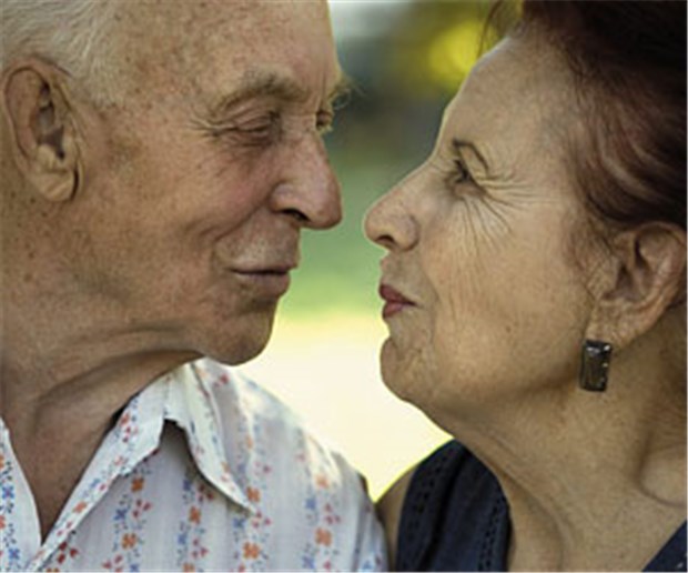 Erhöht Pflegestress das Alzheimer-Risiko? "... in guten wie in schlechten Zeiten ..." ist ein hehres Ziel. Aber in der Pflege sollten Ehepartner Hilfe holen. © Alexey Klementiev / fotolia.com