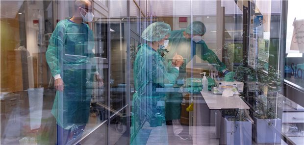 Hausarzt Leipfinger aus Bayerisch Gmain: „Ohne MFA liefe nichts mehr“ 083a0802 Ärzte bereiten sich auf das Betreten einer COVID-Station im Süden Bayerns vor. Das Personal auf den Intensivstationen – und auch die Niedergelassenen – leistet seit Monaten Immenses.