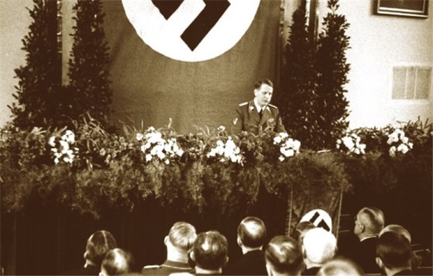 "RKI-Mitarbeiter nutzten die unbegrenzten Forschungsmöglichkeiten ohne Skrupel" 1. April 1942: NS-Staatssekretär Leonardo Conti spricht bei einem Festakt im Hörsaal des Robert Koch-Instituts zu den Mitarbeitern.