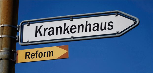 KV Thüringen: Hausärztliche Institutsambulanzen sind für Praxen der „Supergau“ 10.09.2024, Borkwalde, Brandenburg, In zwei Wegweisern stehen die Schriftzuege Krankenhaus und Reform.