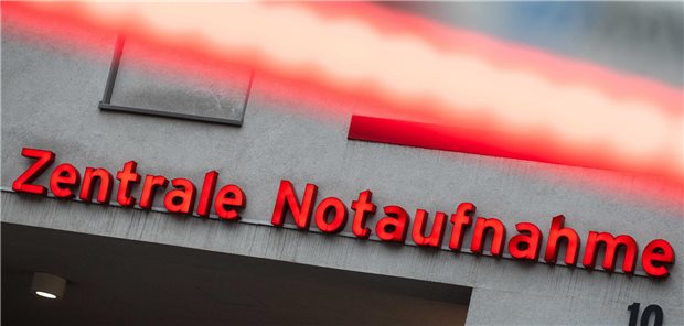 Statistik für das Jahr 2023: 34.000 Patienten täglich in Notfallambulanzen Schild einer Zentralen Notaufnahme