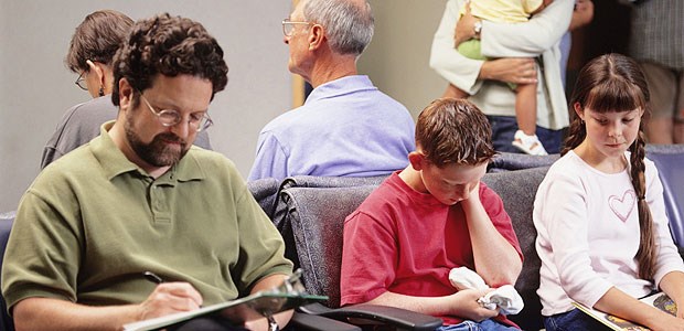 Jeder Fünfte muss mindestens zwei Tage warten 14 Prozent der Patienten in Ostdeutschland gaben an, 2012 mehr als drei Wochen auf einen Arzttermin gewartet zu haben.
