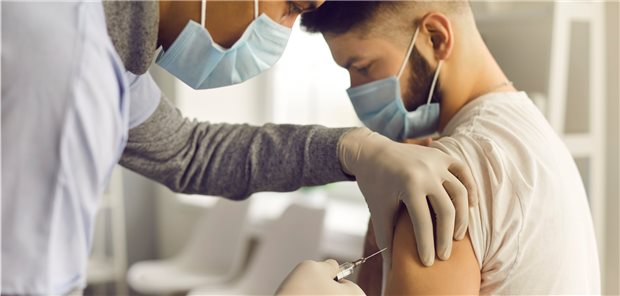 14- bis 17-Jährige gegen Corona impfen ohne Zustimmung der Eltern? – Der Arzt könne entscheiden, ob die Jugendlichen reif genug für so eine Entscheidung seien, so Dr. Johannes Schenkel, ärztlicher Leiter bei der UPD (Symbolbild mit Fotomodellen).