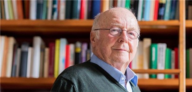 Norbert Blüm sitzt im Rollstuhl 16 Jahre lang war Norbert Blüm deutscher Arbeits- und Sozialminister.