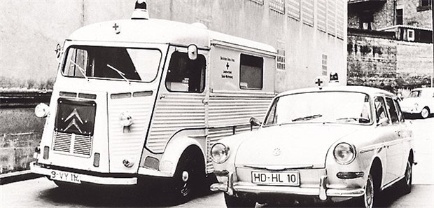 Das 'Rendezvous-System' erobert die Welt 1968: Rettungswagen und Notarztfahrzeug stehen bereit für den nächsten Notfall.