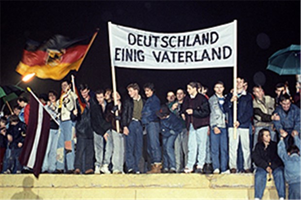 Helmut Kohl – Kanzler der Einheit 1989 war es so weit: die Mauer fiel. © DB / dpa