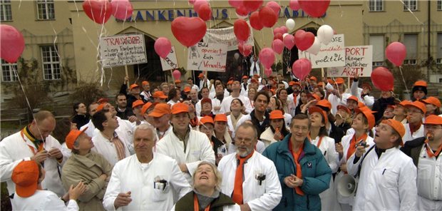 2005: Bonus-Malus-Regelung lässt Ärzte vor Wut schäumen Klinikärzte des Schwabinger Krankenhauses beim Protestieren am 31.12.2005