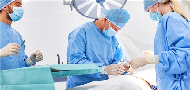 Für falschen Arzt gibt es kein Honorar 2009 hatte eine Klinik aus dem Bezirk Köln einen Mann Chirurgen angestellt, der sein Medizinstudium niemals abgeschlossen hatte: Mehr als zehn Jahre später streiten Krankenhaus und Kasse, ob es für die Behandlungen durch den falschen Arzt ein Honorar gibt (Symbolbild mit Fotomodellen).