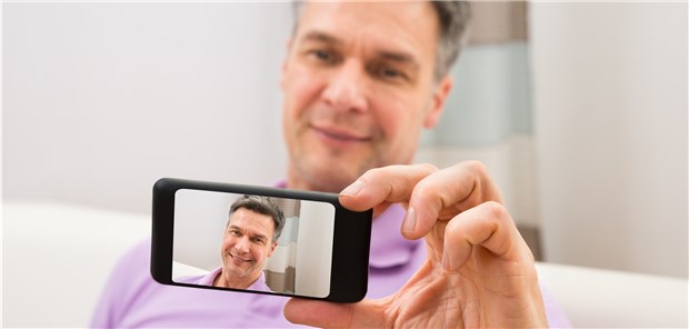 20.09.2019 ÄZ-OnlineMan Taking Self Portrait With Cellphone At Home