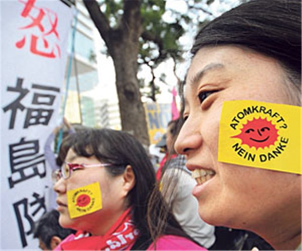 Fukushima ist 'out', Atomkraft wieder 'in' 2011 demonstrierten besorgte Mütter aus Fukushima in Tokio gegen Atomkraftwerke in Japan. Heute hält sich der Protest in Grenzen.