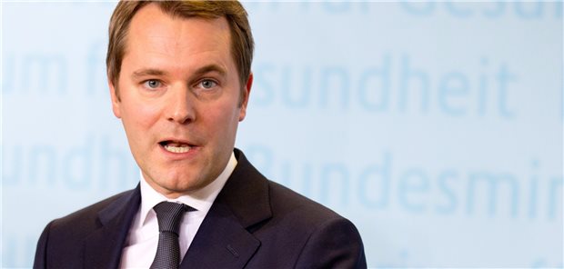 Daniel Bahr kommt mit einer zaghaften Pflegereform Bundesgesundheitsminister Daniel Bahr (FDP) spricht am 12.12.2012 in Berlin auf einer Pressekonferenz in seinem Ministerium.